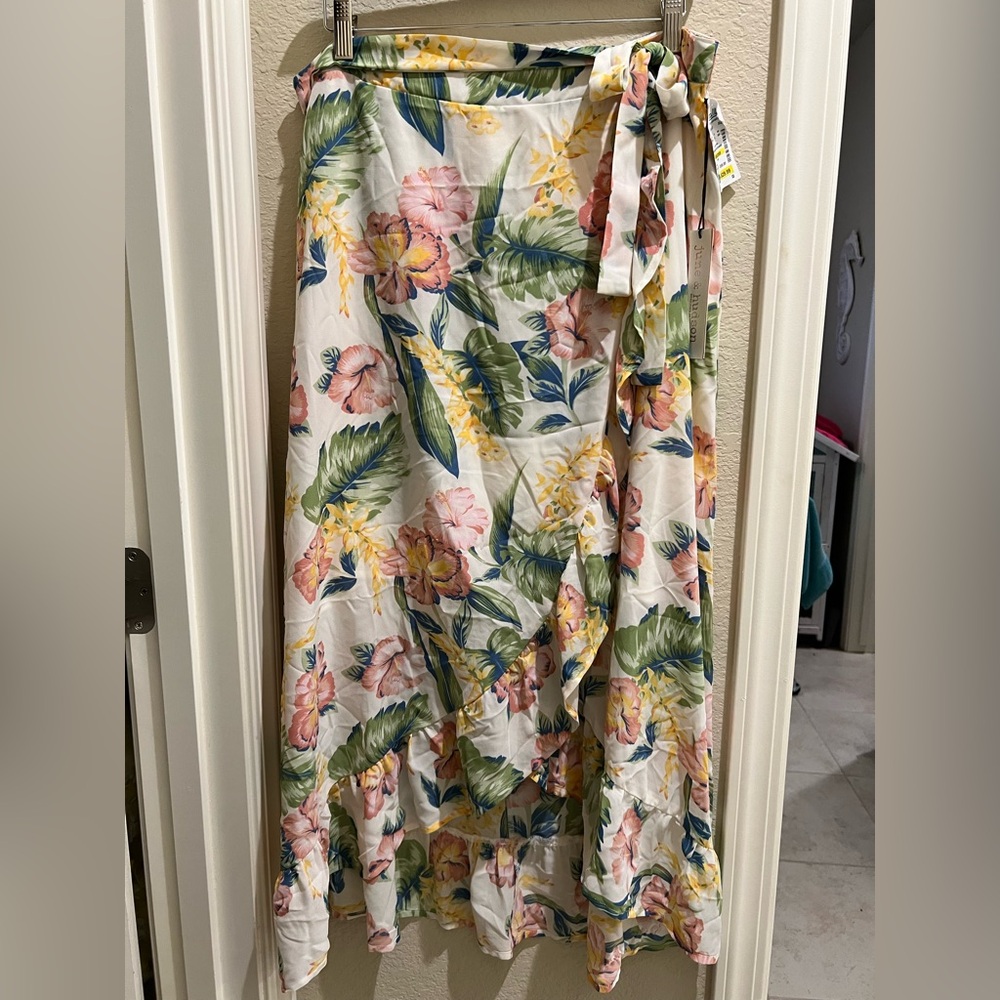 June & Hudson Floral Skirt. NWT